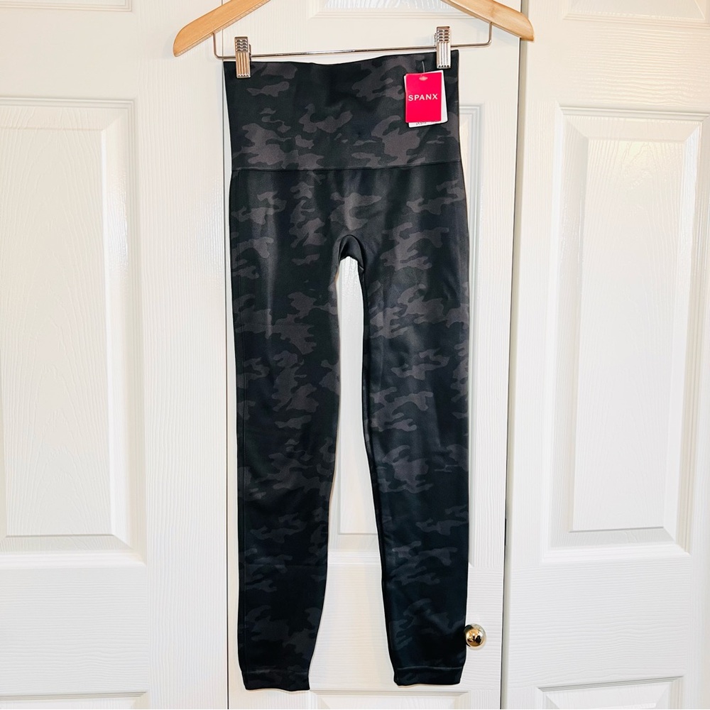 Spanx Look at Me Now Seamless Leggings FL3515 Black Camo - Small - NWT